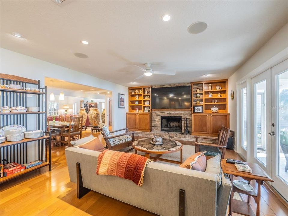 For Sale: $999,950 (4 beds, 2 baths, 3121 Square Feet)