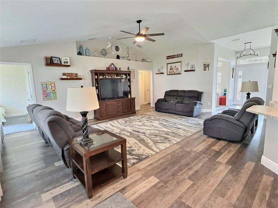 Activo con contrato: $354,900 (4 camas, 2 baños, 2162 Pies cuadrados)