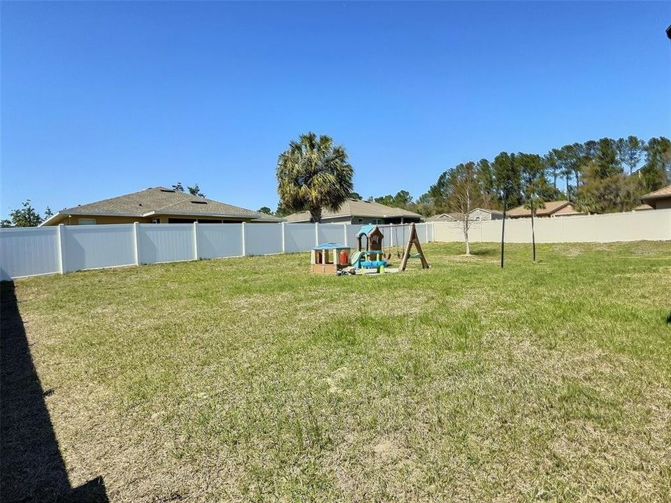 Activo con contrato: $354,900 (4 camas, 2 baños, 2162 Pies cuadrados)