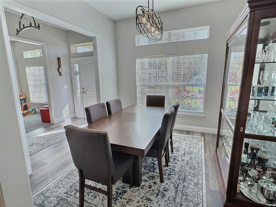 Activo con contrato: $354,900 (4 camas, 2 baños, 2162 Pies cuadrados)