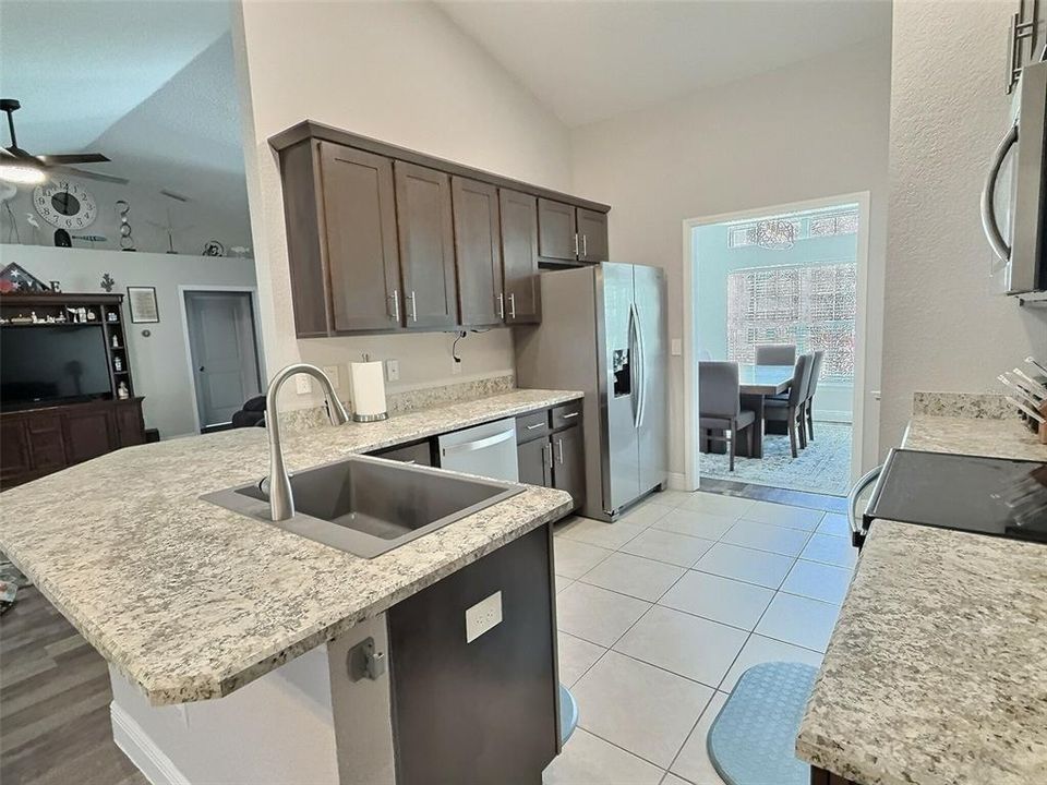 Activo con contrato: $354,900 (4 camas, 2 baños, 2162 Pies cuadrados)