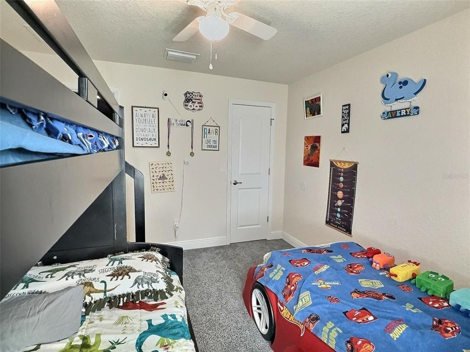 Activo con contrato: $354,900 (4 camas, 2 baños, 2162 Pies cuadrados)