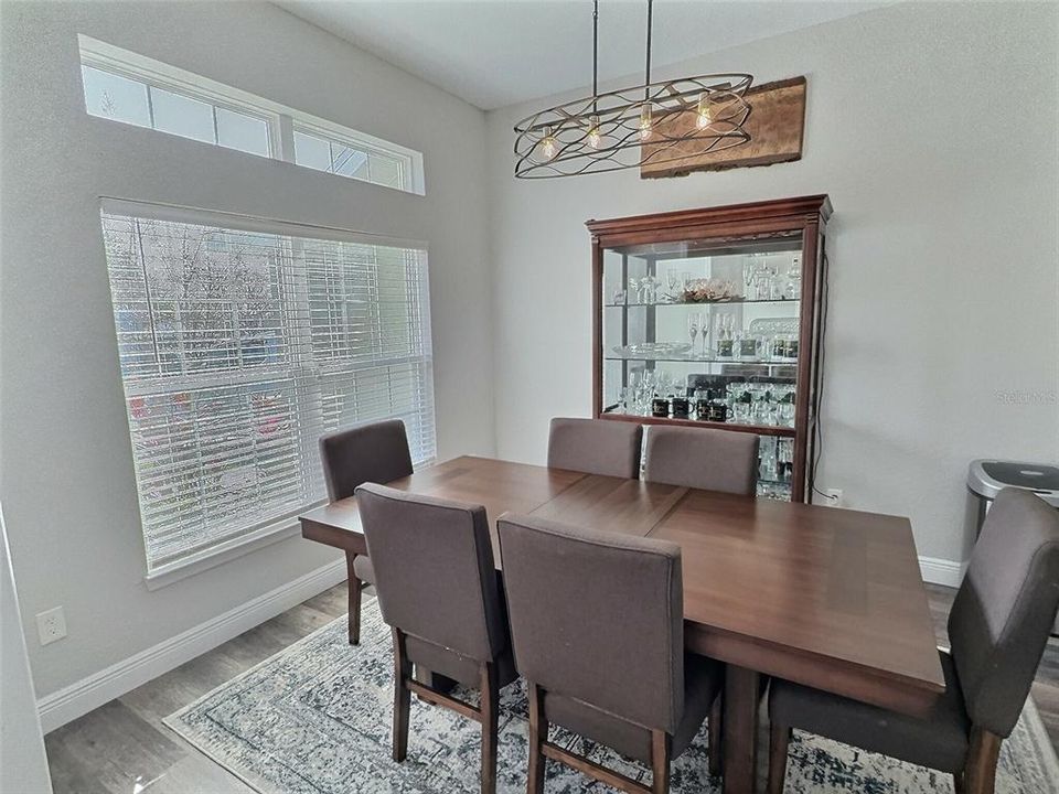 Activo con contrato: $354,900 (4 camas, 2 baños, 2162 Pies cuadrados)