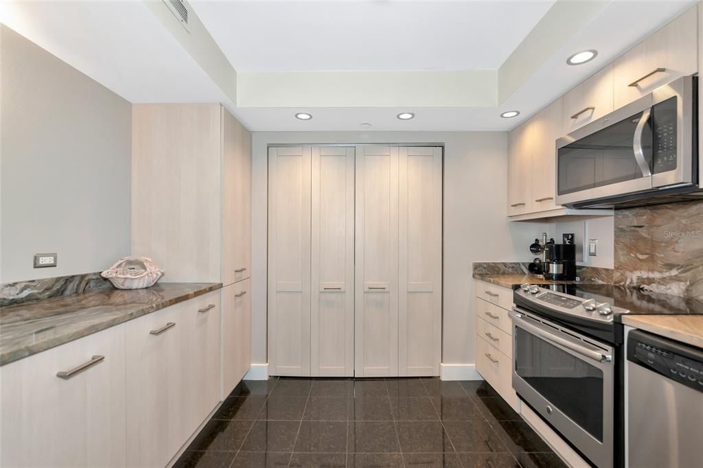 出租: $6,000 (2 贝兹, 2 浴室, 1528 平方英尺)