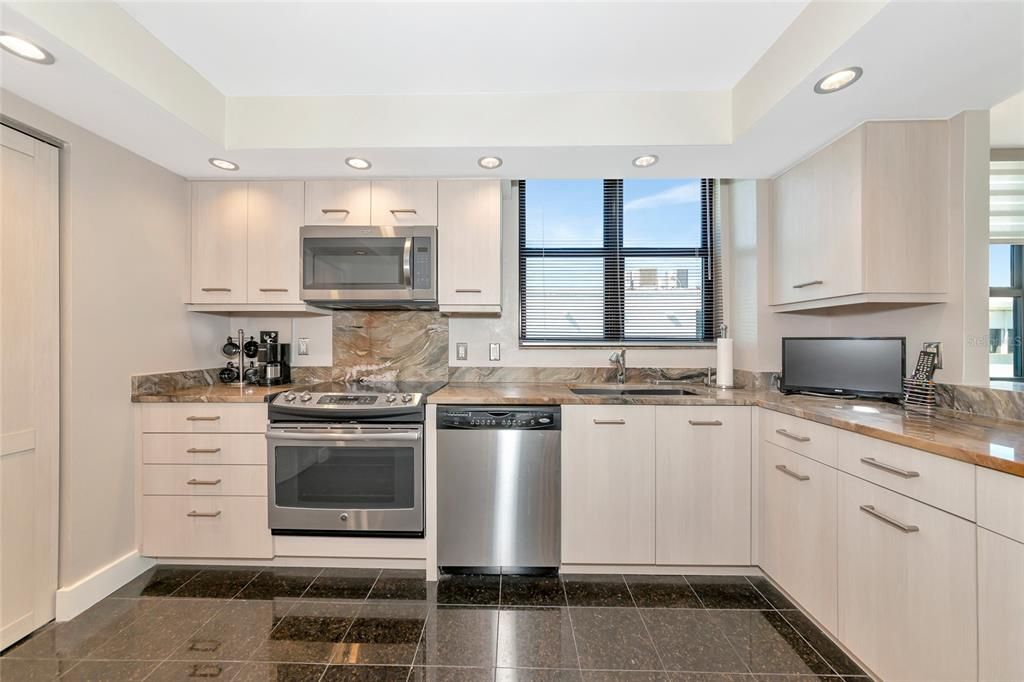 出租: $6,000 (2 贝兹, 2 浴室, 1528 平方英尺)