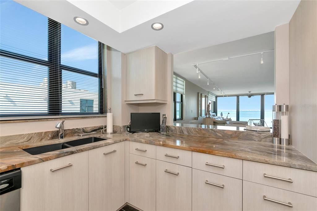 出租: $6,000 (2 贝兹, 2 浴室, 1528 平方英尺)