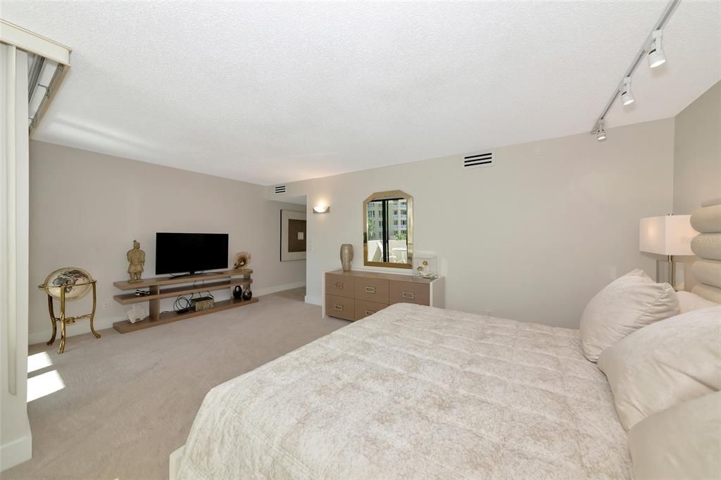 出租: $6,000 (2 贝兹, 2 浴室, 1528 平方英尺)