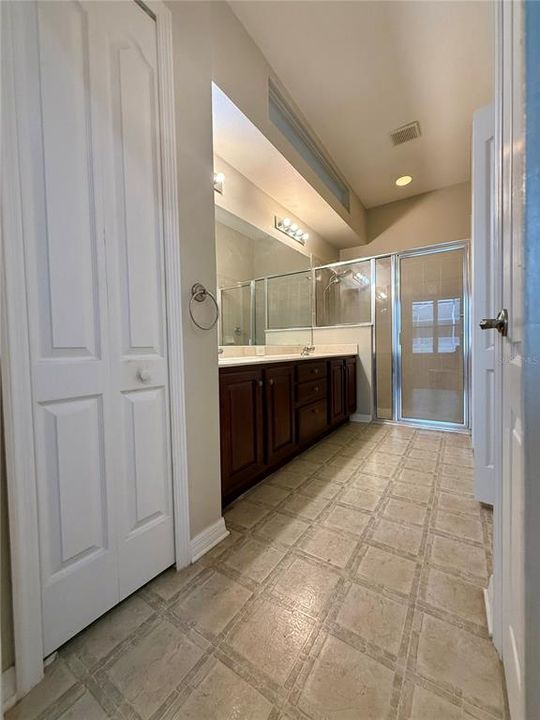 Bathroom 1 (Suite)