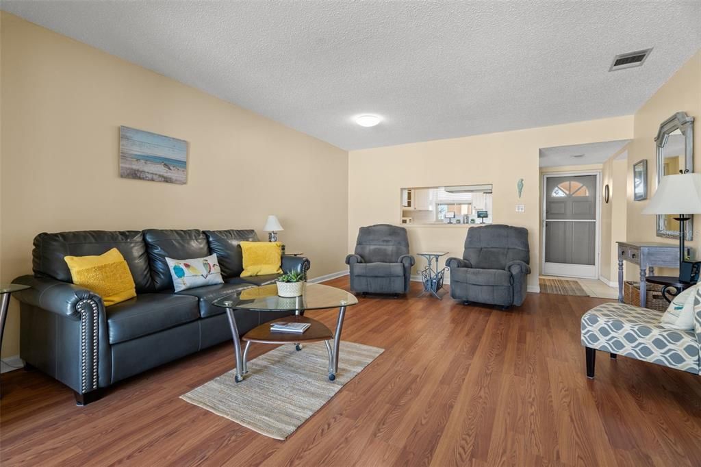 合同活跃: $149,000 (2 贝兹, 2 浴室, 956 平方英尺)