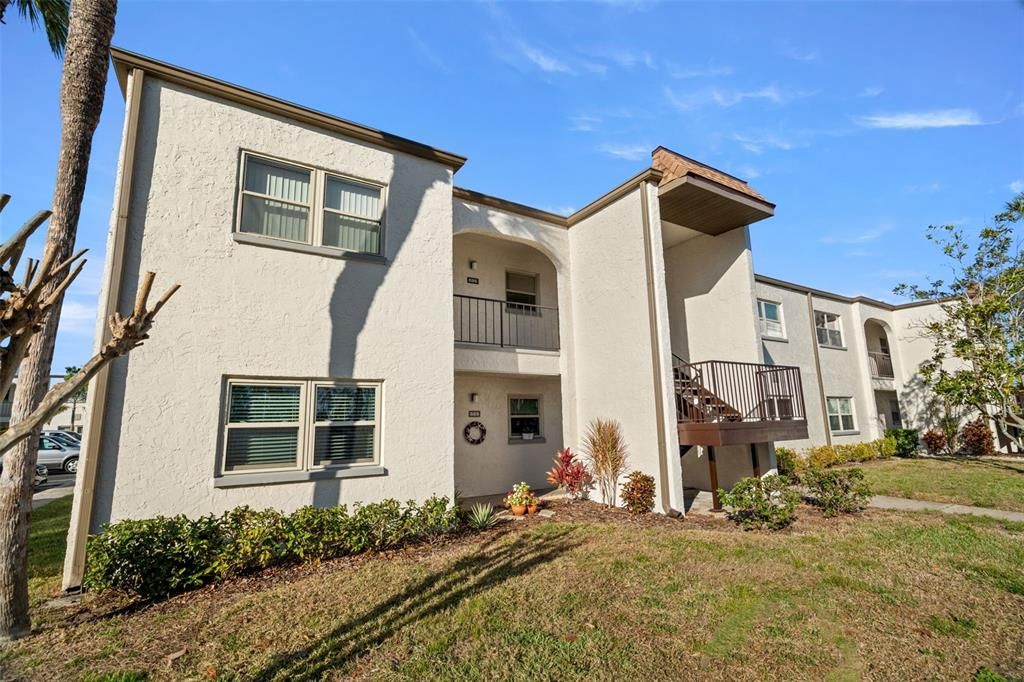 合同活跃: $149,000 (2 贝兹, 2 浴室, 956 平方英尺)