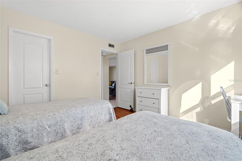 合同活跃: $149,000 (2 贝兹, 2 浴室, 956 平方英尺)