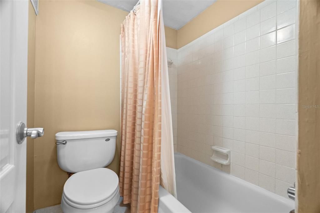 合同活跃: $149,000 (2 贝兹, 2 浴室, 956 平方英尺)