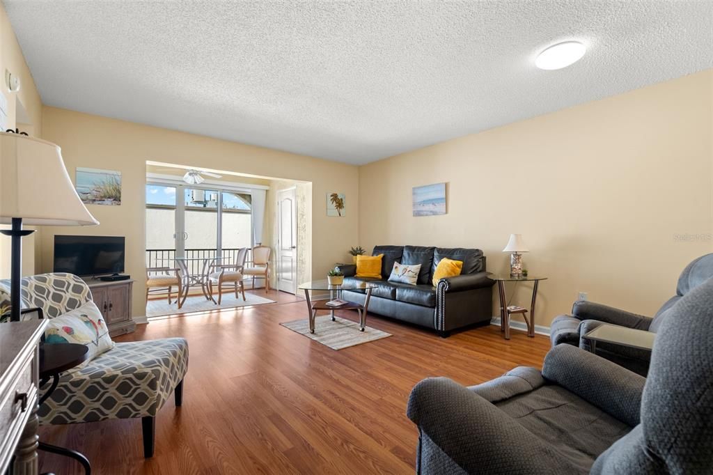 合同活跃: $149,000 (2 贝兹, 2 浴室, 956 平方英尺)