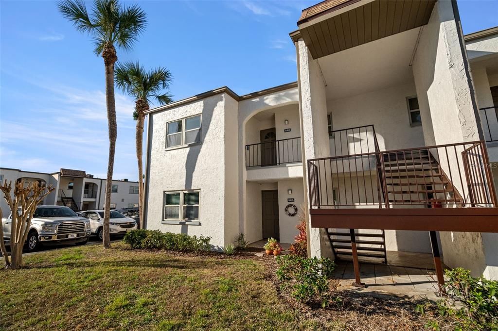 合同活跃: $149,000 (2 贝兹, 2 浴室, 956 平方英尺)