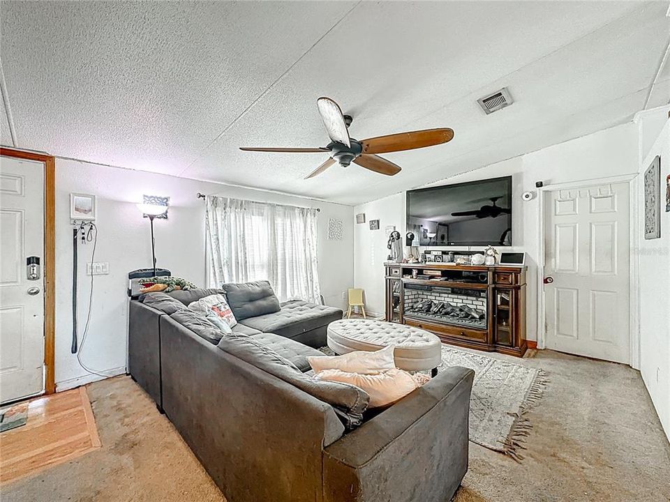 For Sale: $395,000 (4 beds, 2 baths, 1512 Square Feet)