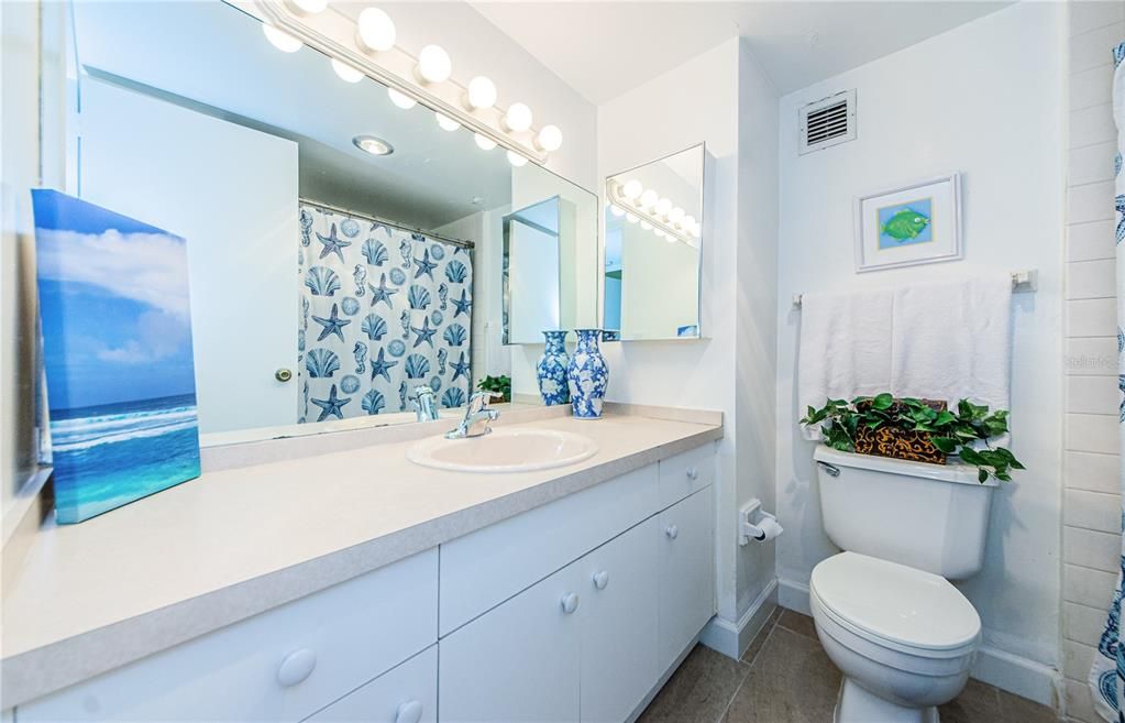 For Rent: $2,800 (1 beds, 1 baths, 728 Square Feet)