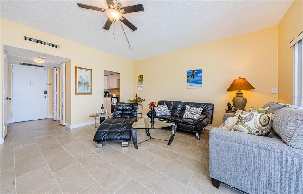 For Rent: $2,800 (1 beds, 1 baths, 728 Square Feet)