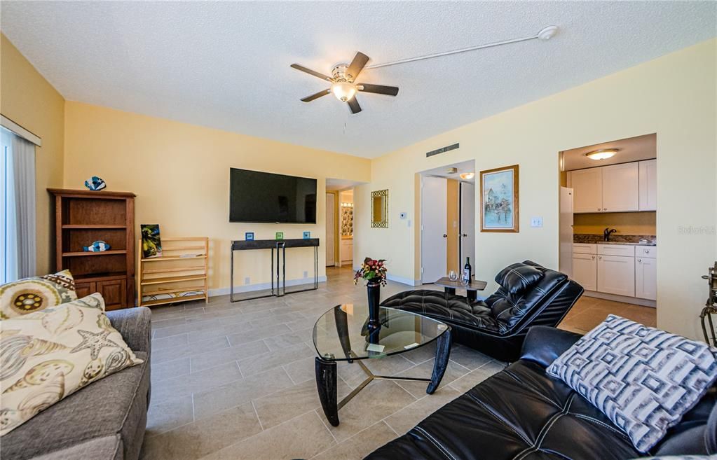 For Rent: $2,800 (1 beds, 1 baths, 728 Square Feet)