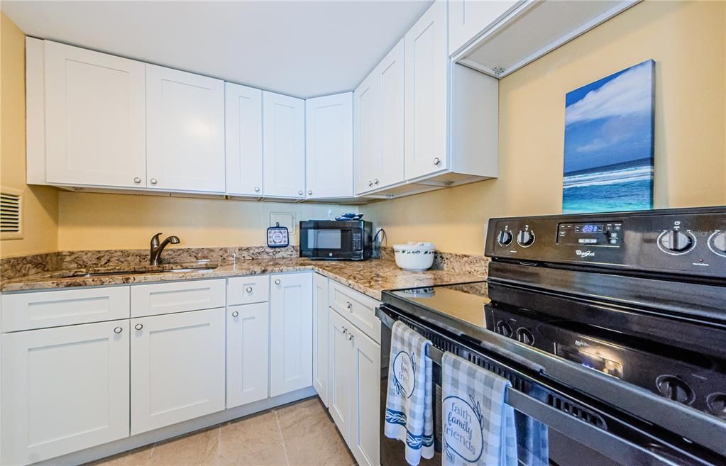 For Rent: $2,800 (1 beds, 1 baths, 728 Square Feet)