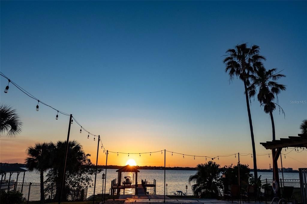 待售: $2,500,000 (4 贝兹, 4 浴室, 3988 平方英尺)