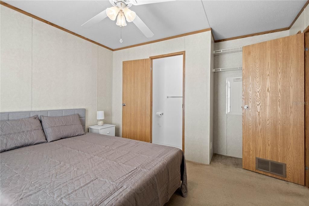 На продажу: $59,900 (2 спален, 1 ванн, 728 Квадратных фут)