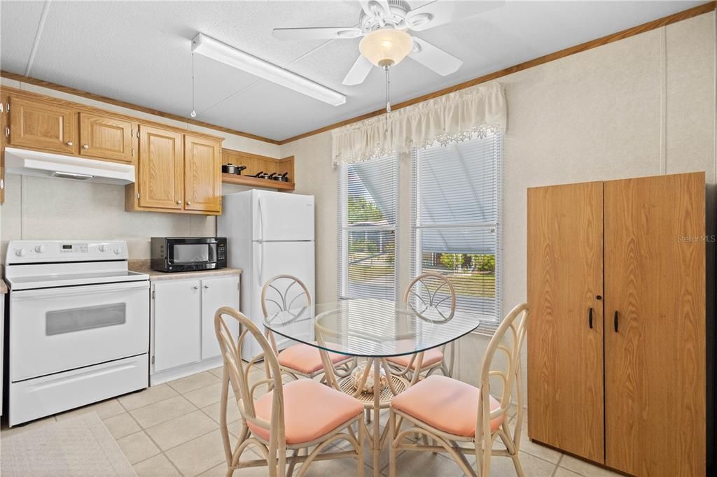 На продажу: $59,900 (2 спален, 1 ванн, 728 Квадратных фут)