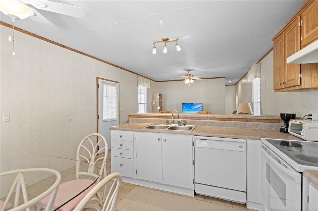 На продажу: $59,900 (2 спален, 1 ванн, 728 Квадратных фут)