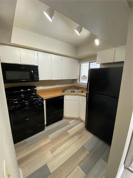 待售: $119,900 (2 贝兹, 2 浴室, 826 平方英尺)