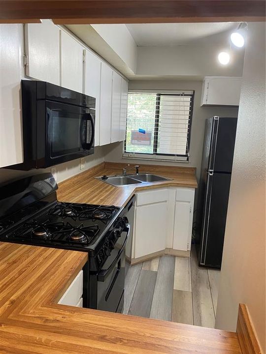 待售: $119,900 (2 贝兹, 2 浴室, 826 平方英尺)