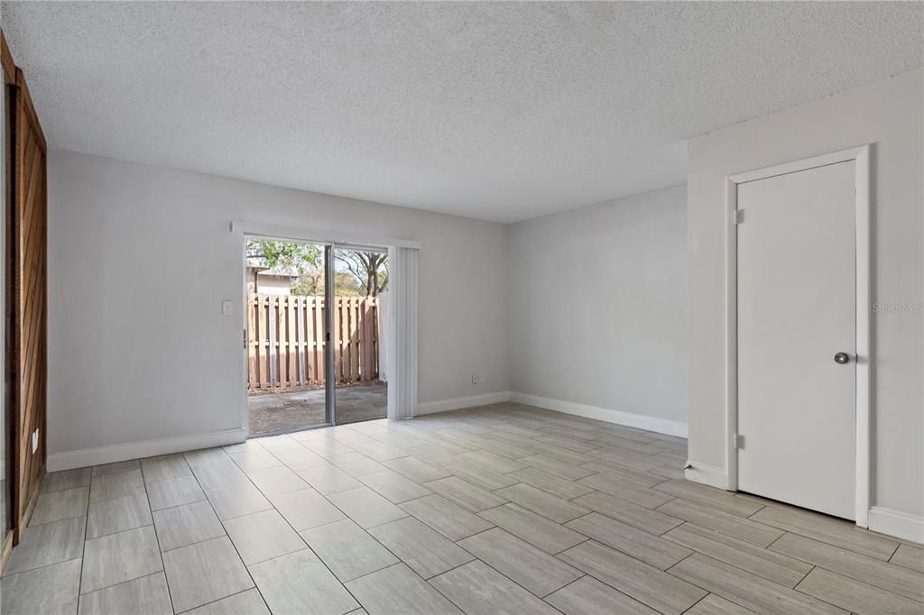 待售: $119,900 (2 贝兹, 1 浴室, 1169 平方英尺)