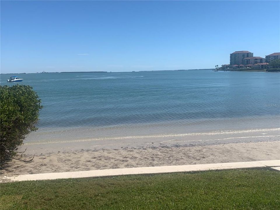 En Venta: $420,000 (2 camas, 2 baños, 1300 Pies cuadrados)