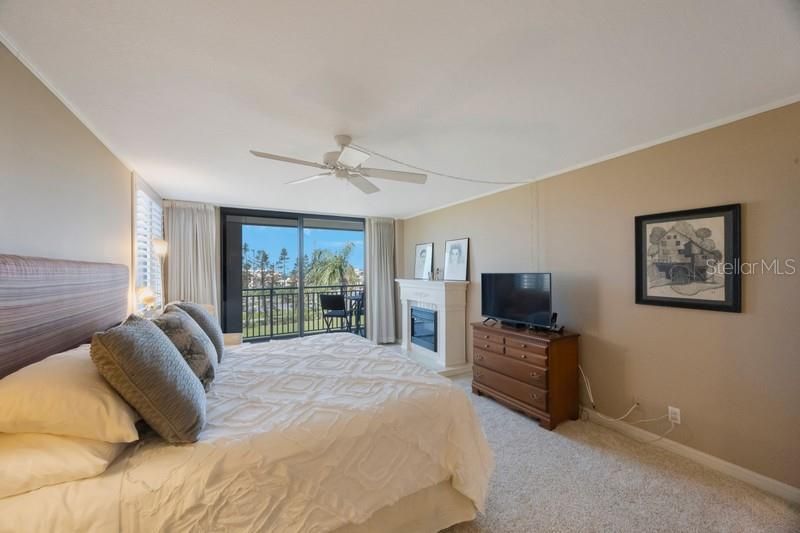 En Venta: $420,000 (2 camas, 2 baños, 1300 Pies cuadrados)