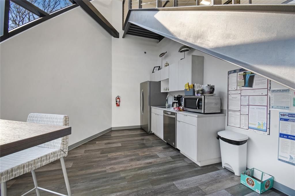 合同活跃: $3,200,000 (0 贝兹, 0 浴室, 0 平方英尺)