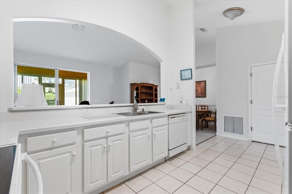 Active With Contract: $215,000 (2 beds, 2 baths, 1143 Square Feet)