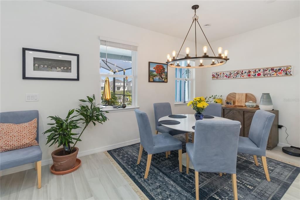 Activo con contrato: $549,000 (4 camas, 3 baños, 2456 Pies cuadrados)