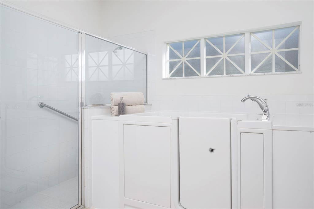 待售: $849,999 (4 贝兹, 2 浴室, 2698 平方英尺)