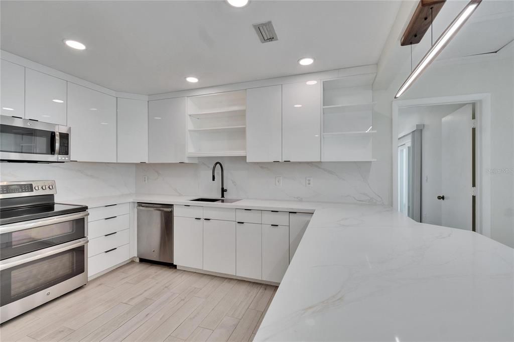 For Sale: $399,999 (2 beds, 2 baths, 1500 Square Feet)