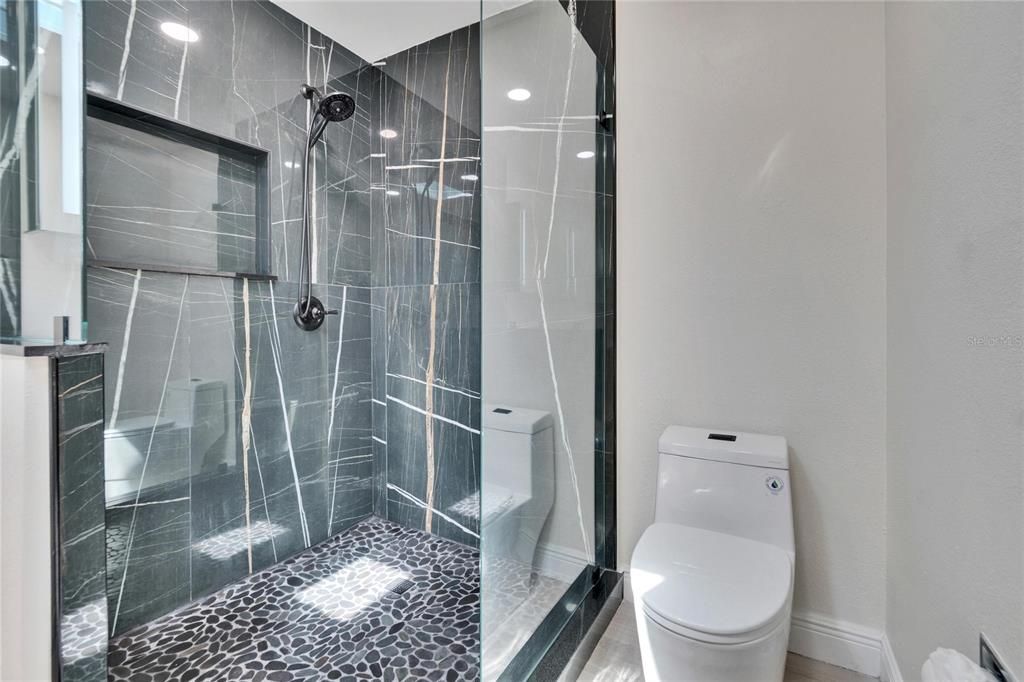 For Sale: $399,999 (2 beds, 2 baths, 1500 Square Feet)