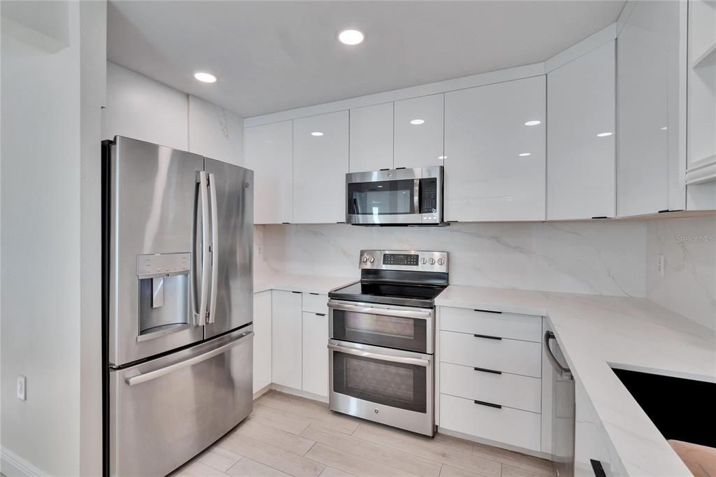 For Sale: $399,999 (2 beds, 2 baths, 1500 Square Feet)