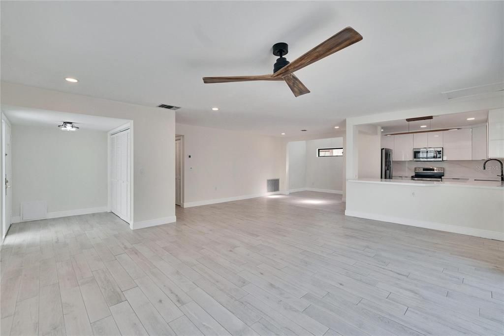 For Sale: $399,999 (2 beds, 2 baths, 1500 Square Feet)