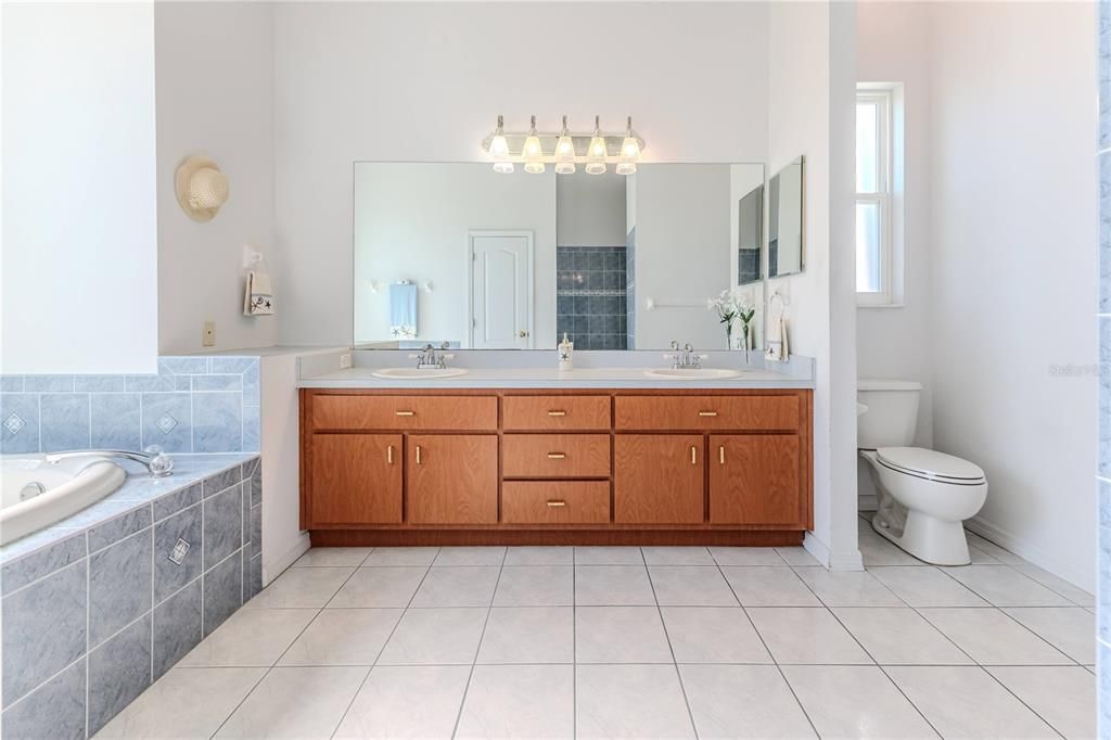 En Venta: $1,250,000 (5 camas, 3 baños, 4575 Pies cuadrados)