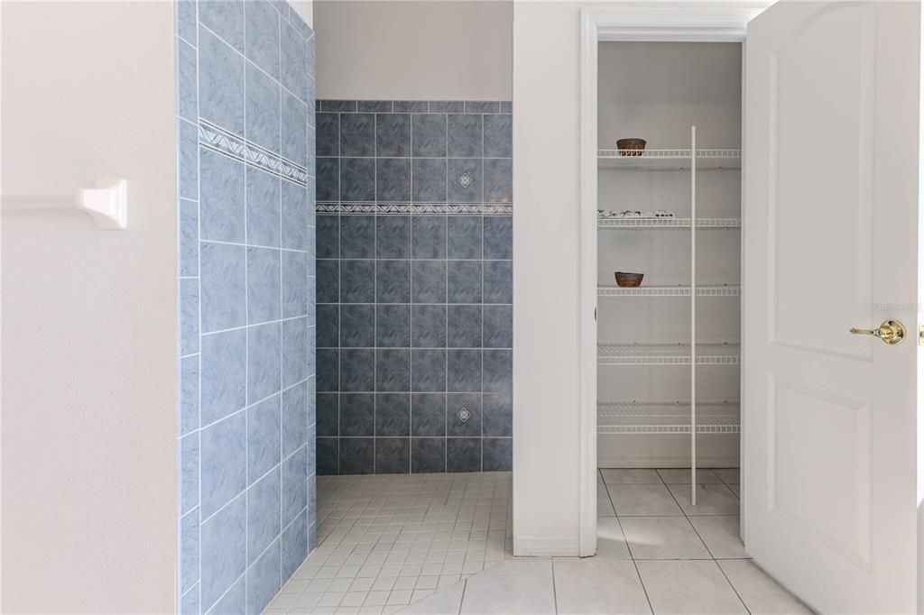 En Venta: $1,250,000 (5 camas, 3 baños, 4575 Pies cuadrados)