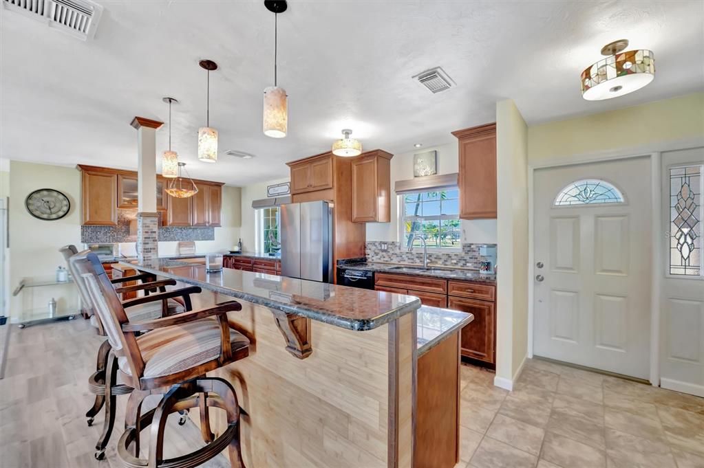 Под контрактом: $235,000 (3 спален, 2 ванн, 1215 Квадратных фут)