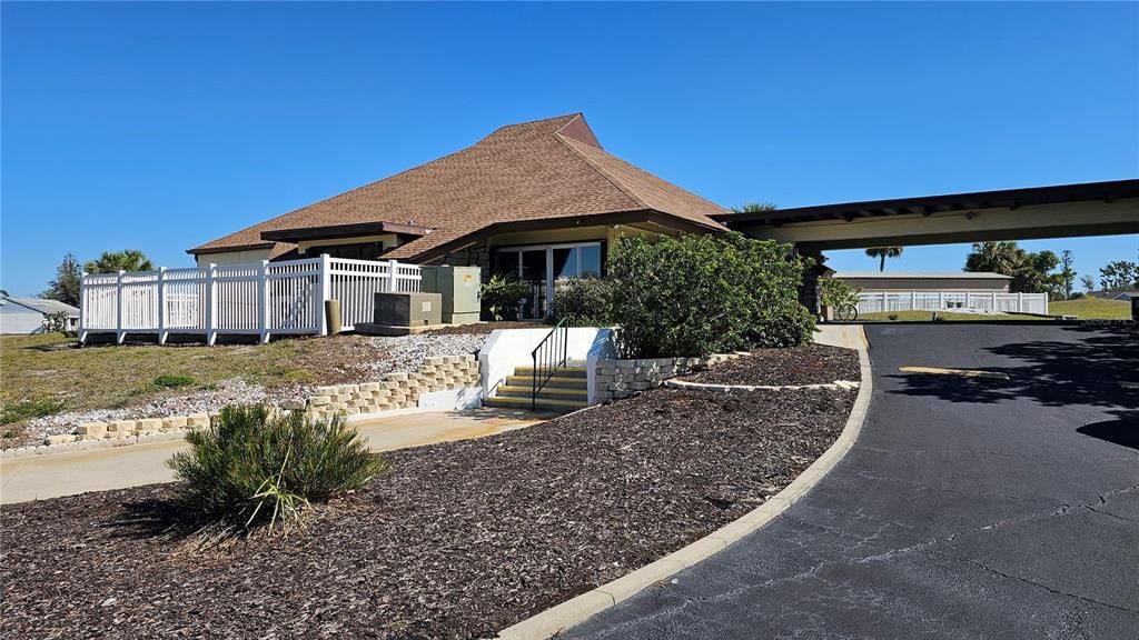 Под контрактом: $235,000 (3 спален, 2 ванн, 1215 Квадратных фут)