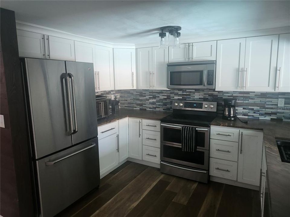 For Sale: $276,000 (3 beds, 3 baths, 1330 Square Feet)