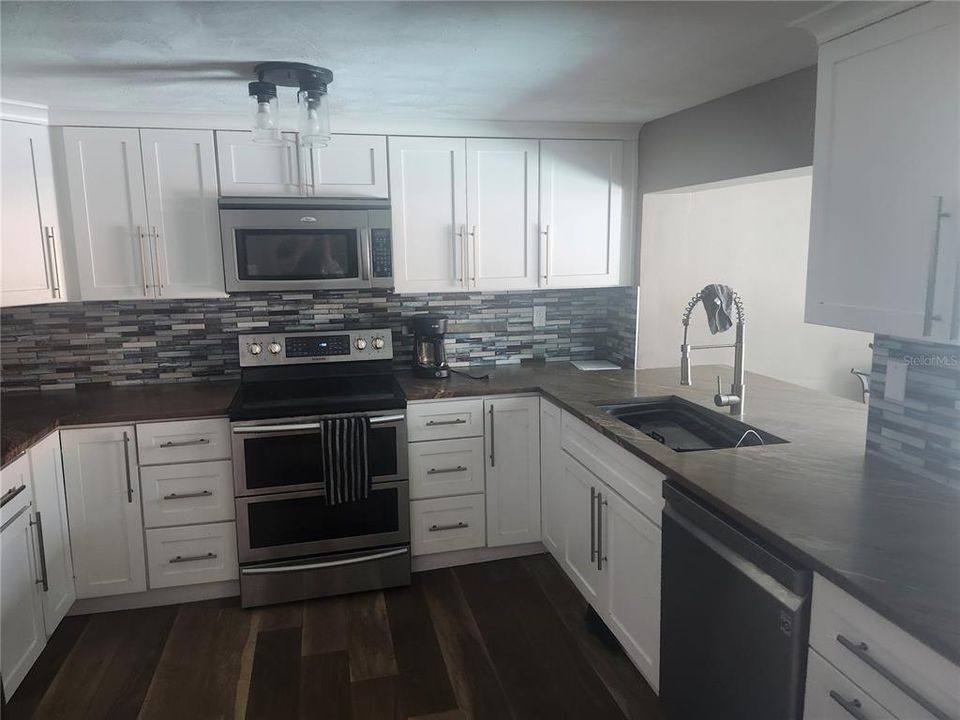 For Sale: $276,000 (3 beds, 3 baths, 1330 Square Feet)