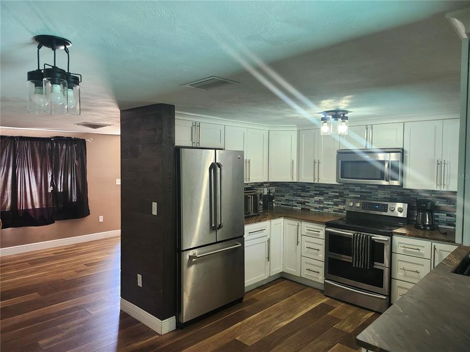 For Sale: $276,000 (3 beds, 3 baths, 1330 Square Feet)