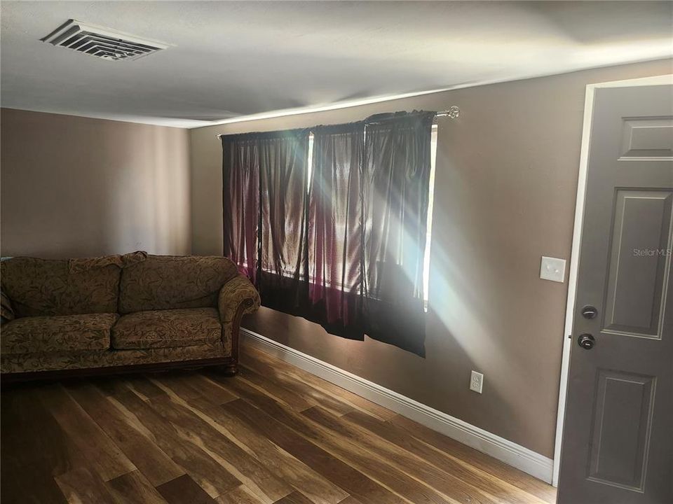 For Sale: $276,000 (3 beds, 3 baths, 1330 Square Feet)