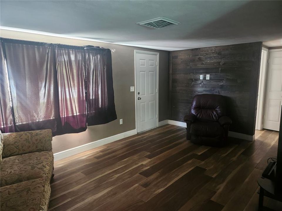 For Sale: $276,000 (3 beds, 3 baths, 1330 Square Feet)