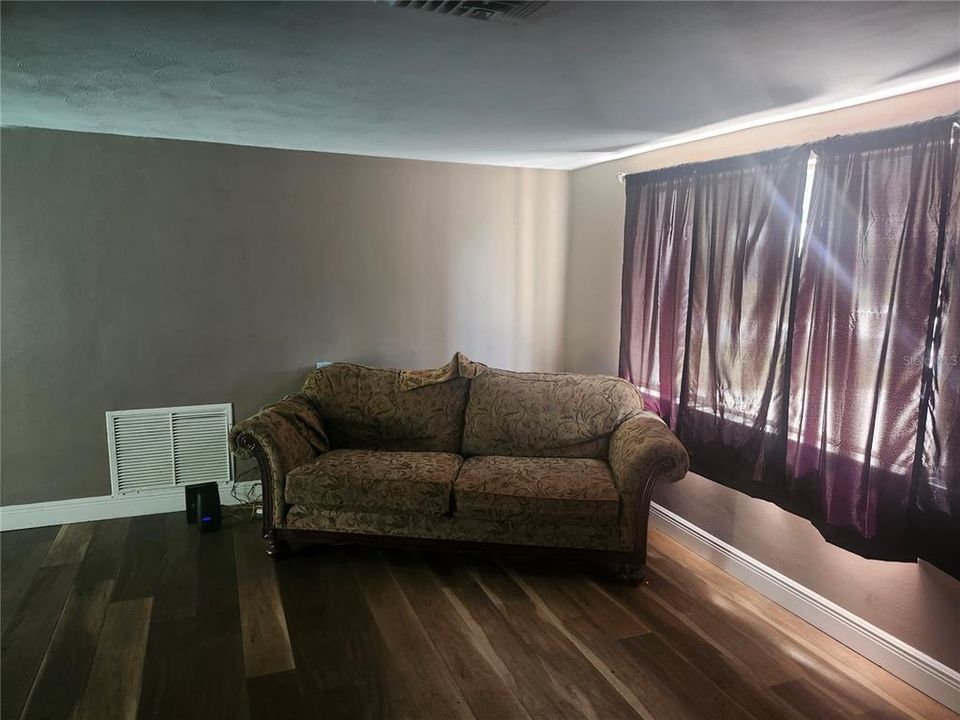 For Sale: $276,000 (3 beds, 3 baths, 1330 Square Feet)